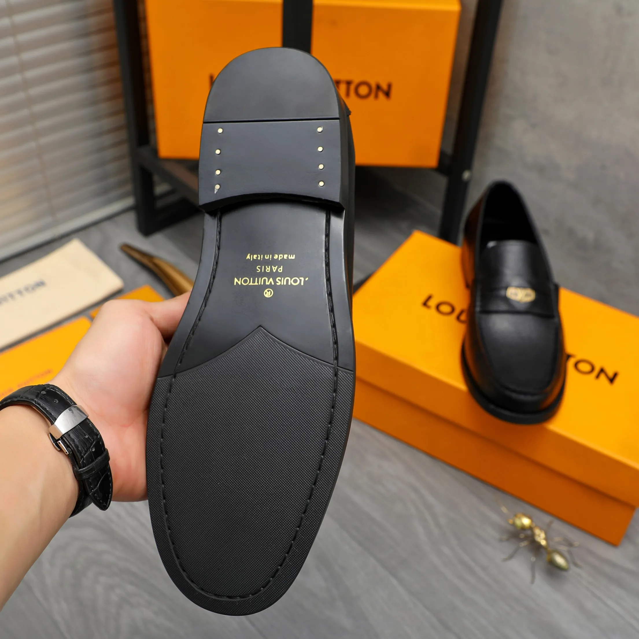 Men's shoes 💰p460 Product trademark: LV (Louis Vuitton) business slip-on leather shoes. Regular size: 38-45 (45 is custom-made and non-returnable) Product materials: Selected high-quality vertical grain cowhide upper, cowhide lining, original rubber outsole